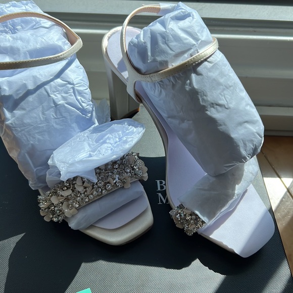 Badgley Mischka Teenie, Ivory Block Heel Sandal - Picture 15 of 17